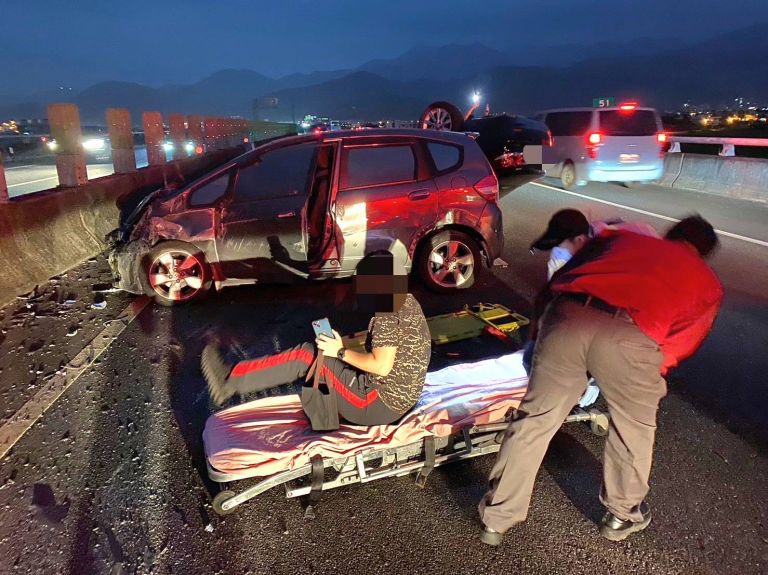 國道五號車禍兩車5人傷 其中一名傷者是孕婦【影音新聞】