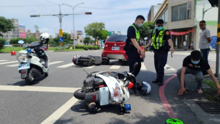 小車禍大紕漏 貪杯男撞上警用機車當場上銬