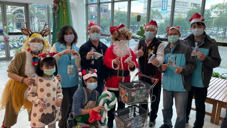 羅東圖書館辦聖誕裝扮走秀 打卡或借書可兌換精美禮物