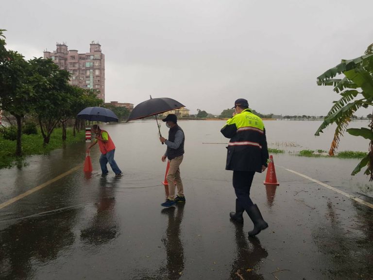 五十二甲溼地路段淹水 羅警拉封鎖線防傷亡意外【影音新聞】