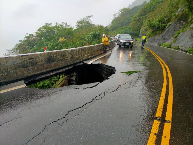 危險！路基掏空及邊坡滑落 蘇花公路不堪豪雨肆虐【影音新聞】