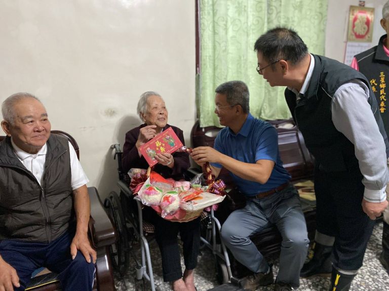 慶重陽沾瑞氣 李志鏞帶兒歌吟唱逗笑108歲人瑞陳阿燕