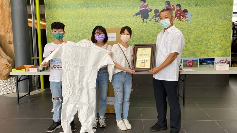 民間有愛齊捐防疫物資 三星鄉公所獲贈防護衣200件