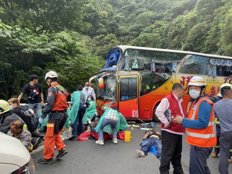 蘇花公路重大車禍數十死傷 緊急啟動大量傷病患機制【影音新聞】