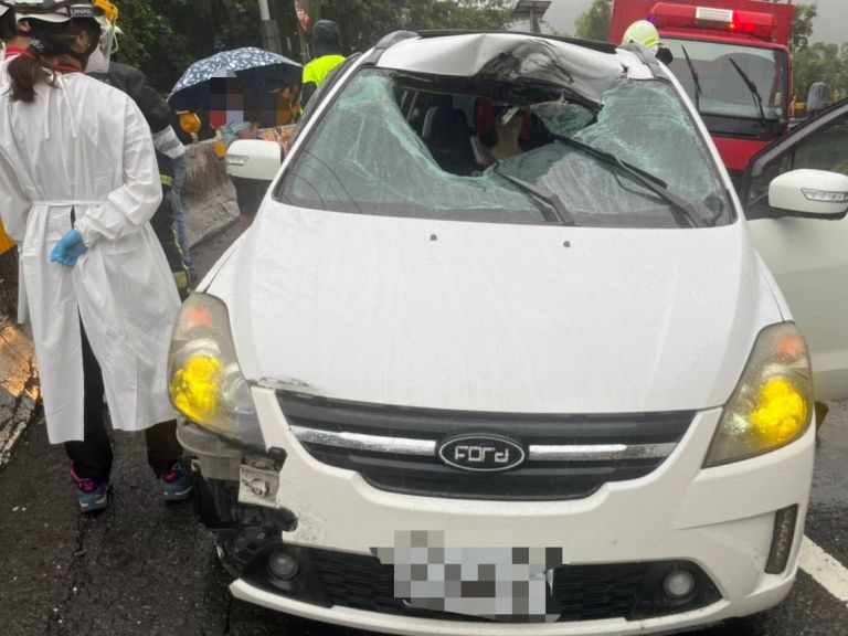 新澳隧道出口落石砸車2人傷 連續雨天行車小心