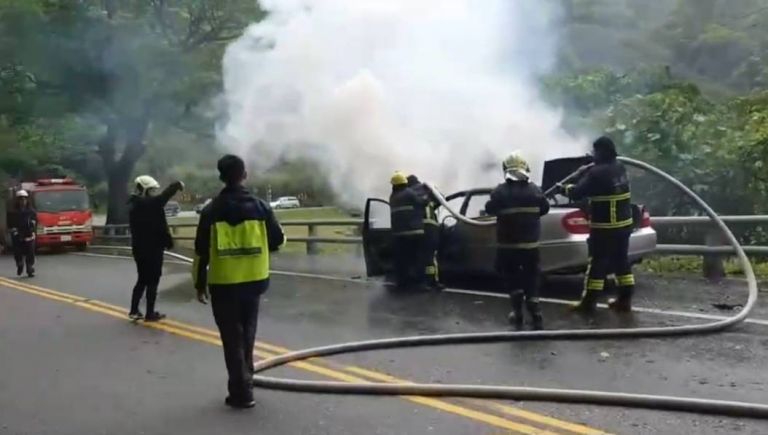 蘇花公路傳火燒車 警消救援交通一度受阻【影音新聞】