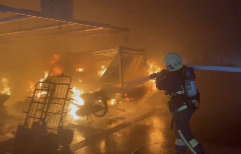 宜蘭市果菜市場莫名起火 燒毀一部貨車及二輛機車【影音新聞】