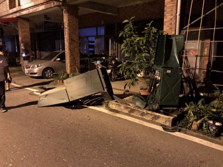 男子酒駕撞倒變電箱逃逸 致十幾戶停電