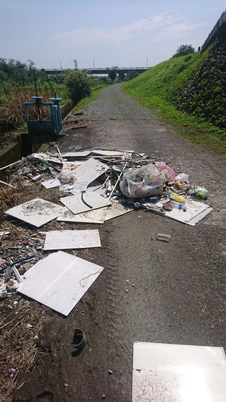 太可惡！宜蘭河堤岸道路遭人棄置建築廢棄物 沈清山：絕不姑息！【影音新聞】