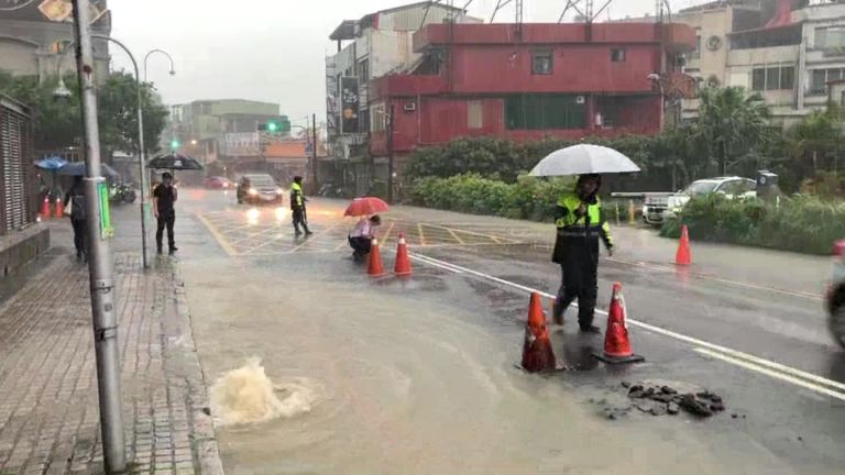 梅雨峰面報到 13縣市發豪大雨警報 瞬間暴雨導致宜蘭市區路面積水