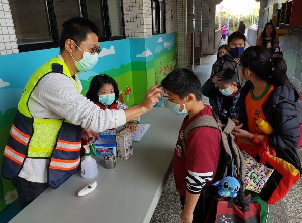 開學日．各校加強檢疫．12學生身體不適返家就醫