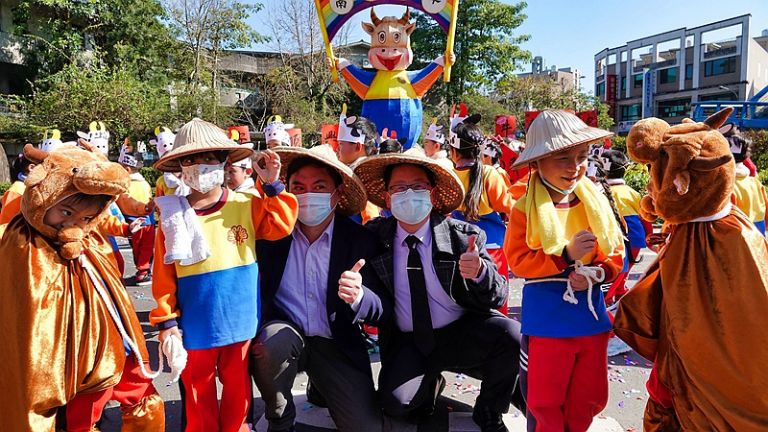 南屏國小「牛轉乾坤」年節花燈揭幕