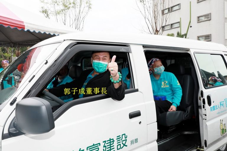 疫情導致募款減少，郭子成加碼捐兩輛車