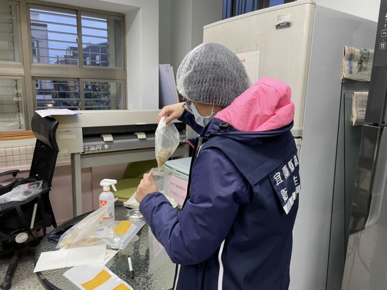 營養午餐又出包！烤雞腿未熟透 縣府勒令廠商立即暫停供餐