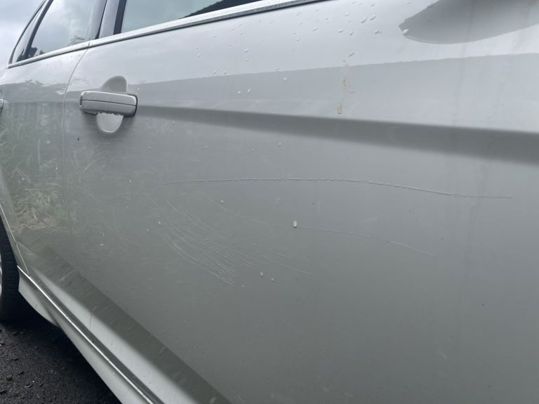 好扯！男子心情不佳 旁人愛車遭池魚之殃