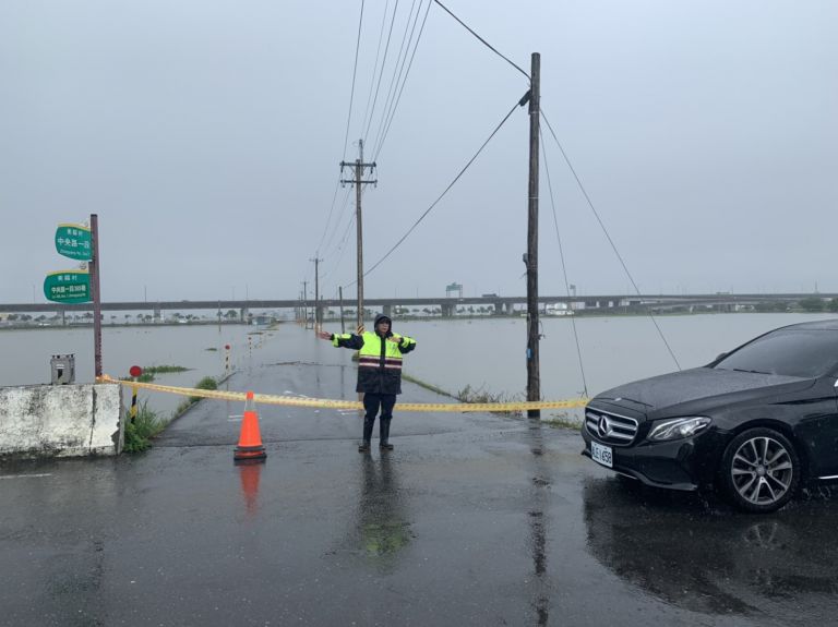 豪雨不斷 縣內多處地區積水 落石坍塌