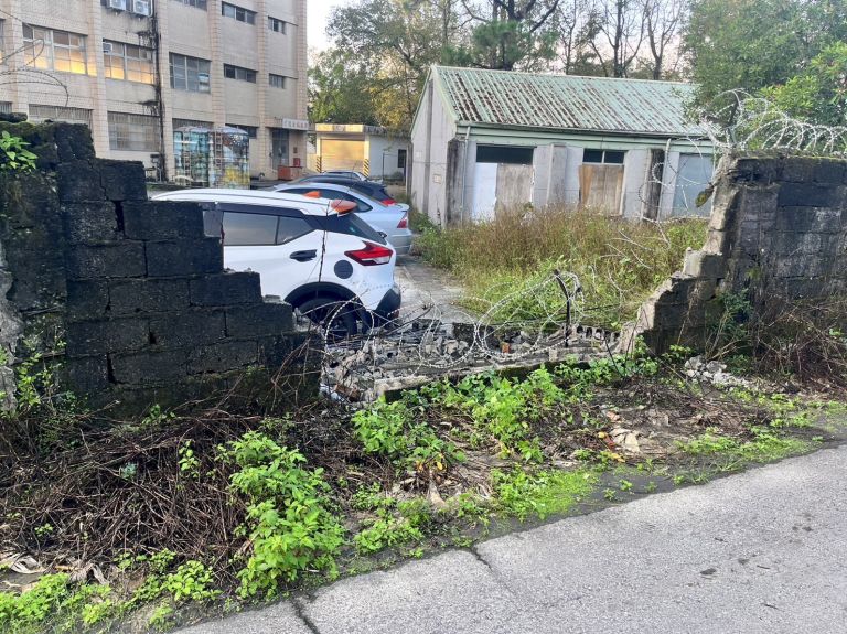 金六結軍營圍牆被撞出大洞 肇事車車速緩慢啟人疑竇