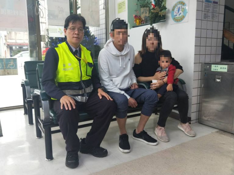 堵塞車陣 稚子熱痙攣發作 員警緊急開道送醫搶救