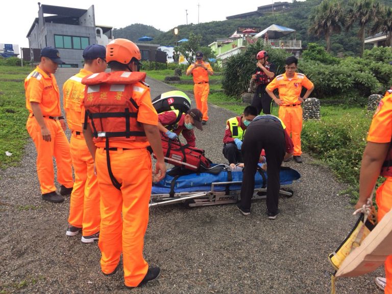 年輕夫妻疑似吵架 情人灣海灘自殺獲救