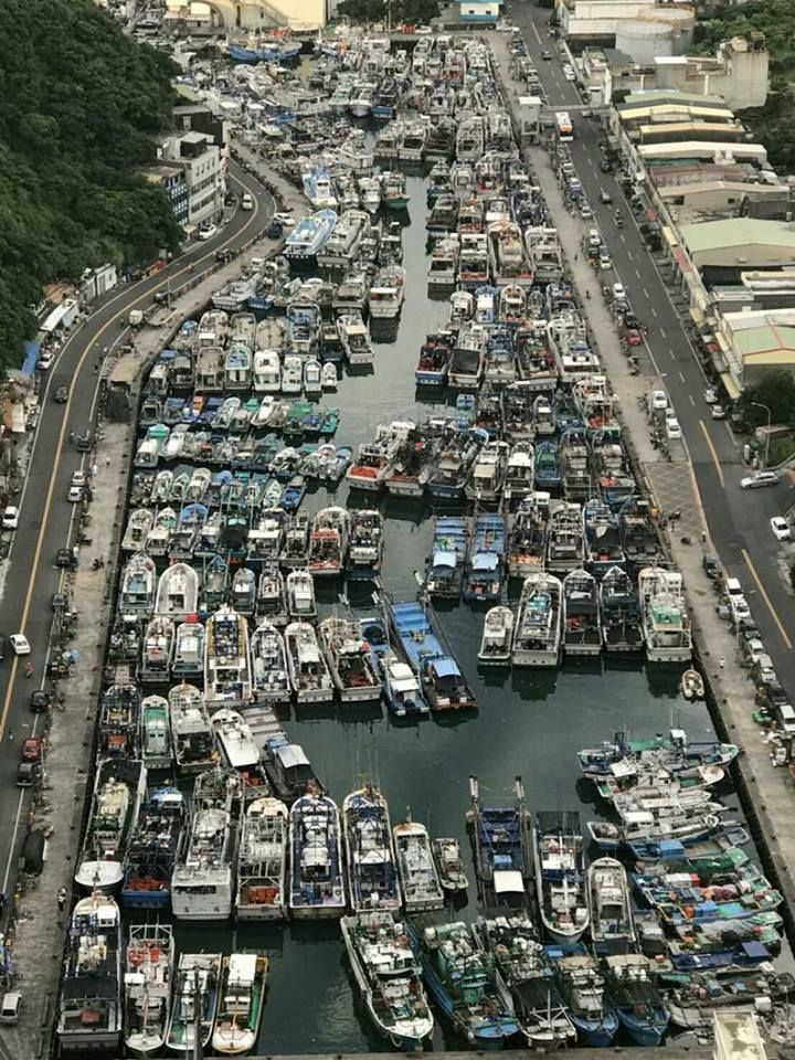 強颱瑪莉亞逼近 南方澳漁船進港避風頭