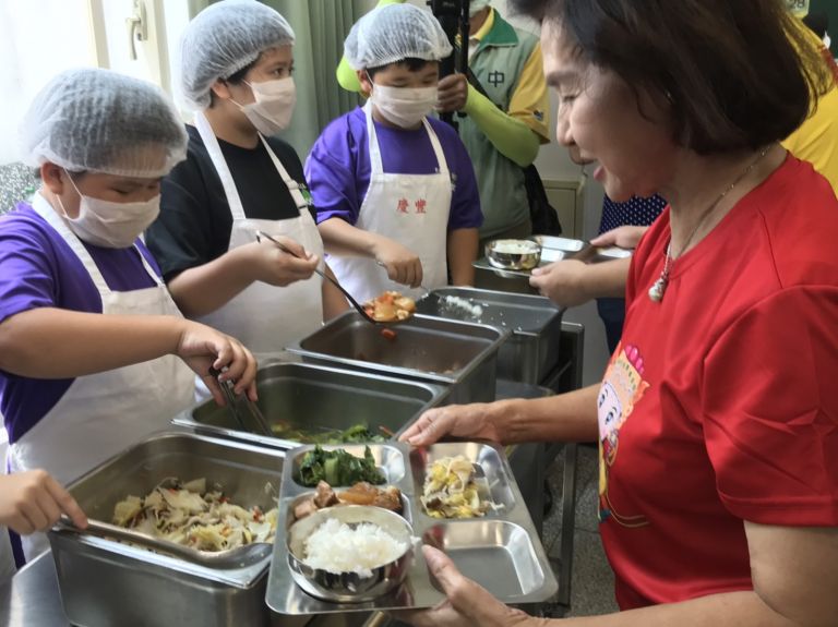 “呷飯囉”！宜蘭縣免費營養午餐正式開動