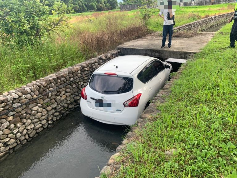 彎道直衝！自小客車跌落對向排水溝