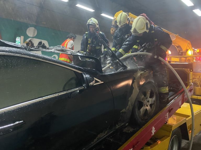 雪隧內故障車自燃 消防人車出動救援