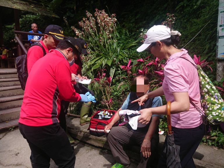 七旬登山客聖母山莊步道摔倒 額頭撕裂傷右手骨折