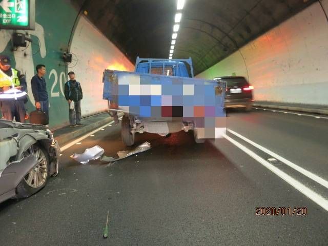 小貨車雪隧違規變換車道 後車閃避不及追撞 北向內側暫停通行半小時
