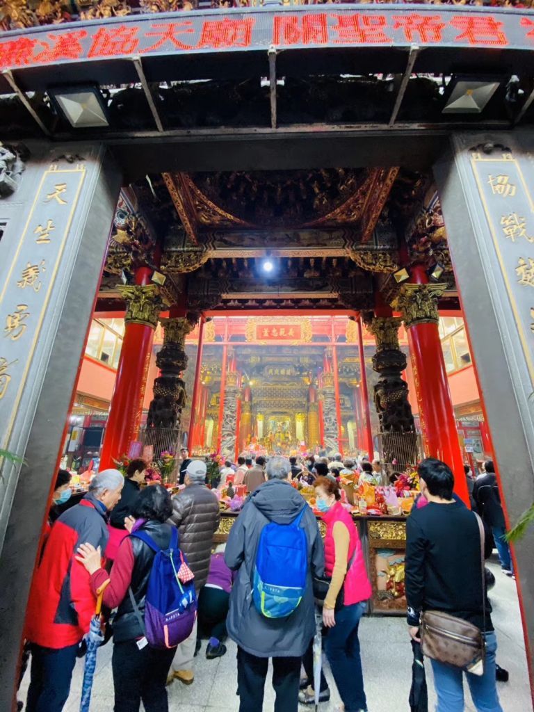 協天廟主委之爭續篇— 新主委接管 舊主委舉牌抗爭