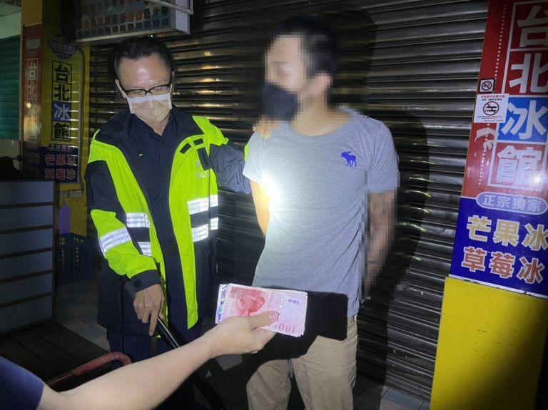 牢飯好吃？深夜持刀搶超商 得手三千 警方三分鐘逮人