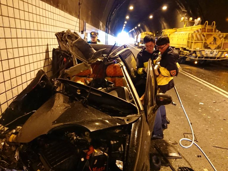蘇澳蘭陽第一隧道自小客與灑水車車禍 84歲駕駛死亡