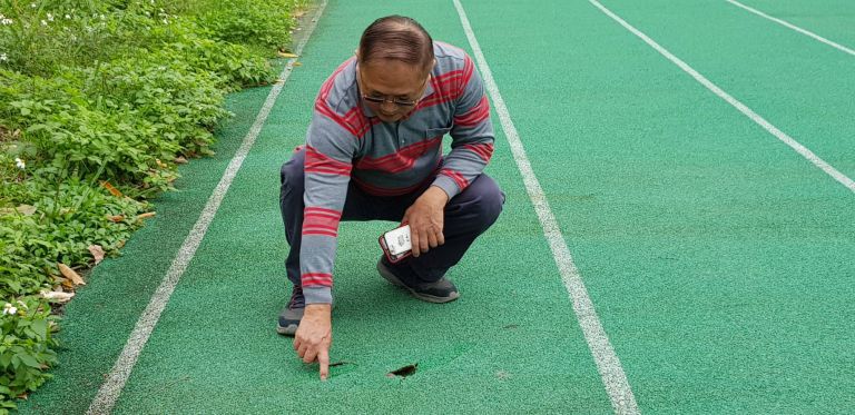 PU跑道一年後裂開破損．陳鴻禧現勘PU 紅土跑道【影音新聞】