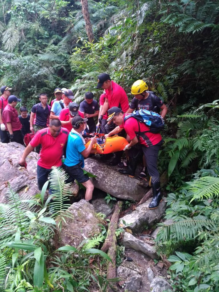 登山客礁溪月眉坑瀑布跌倒受傷 消防協力抬運送醫