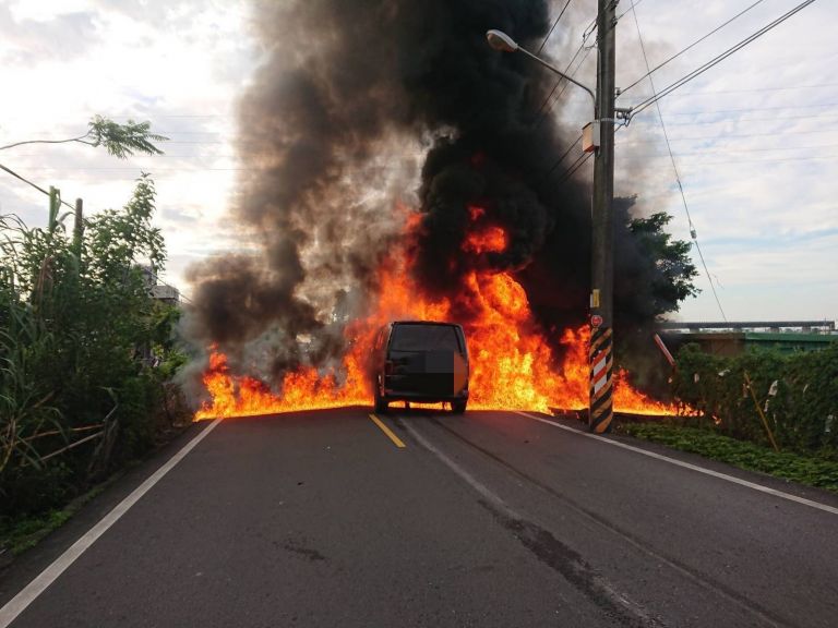 汽機車路口相撞瞬間起火 燒成一堆廢鐵