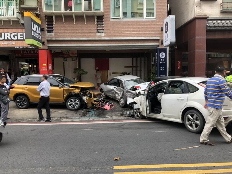 高速逆行 失控撞擊路邊四車二機車  肇事車內查獲空氣槍一把