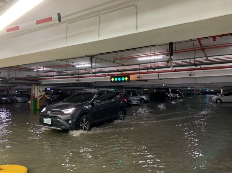 雨炸宜蘭！宜市復興路二段積水、新月周遭噴泉奇觀 宜大停車場水淹