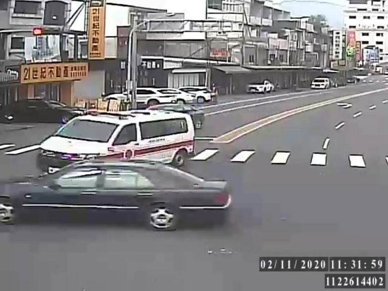 記者趙奇濤譚杰 宜蘭採訪報導 宜蘭市中山路1段與公園北路口今天 11 早上11時許發生執勤中的救護車與自小客車相撞的車禍 救護車駕駛及傷 患均無受傷 自小客車副駕駛座的乘客腰部挫傷 雙方均無酒駕情事 詳細肇事原因尚待警方釐清 葛瑪蘭新聞網 記者趙奇濤譚杰 宜蘭採訪報導 宜蘭市中山路1段與公園北路口今天 11 早上11時許發生執勤中的救護車與自小客車相撞的車禍 救護車駕駛及傷 患均無受傷 自小客車副駕駛座的乘客腰部挫傷 雙方均無酒駕情事 詳細肇事原因尚待警方釐清 葛瑪蘭新聞網