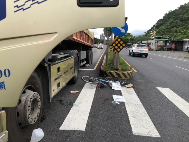 驚險！砂石車擦撞腳踏車 女騎士被捲入車底