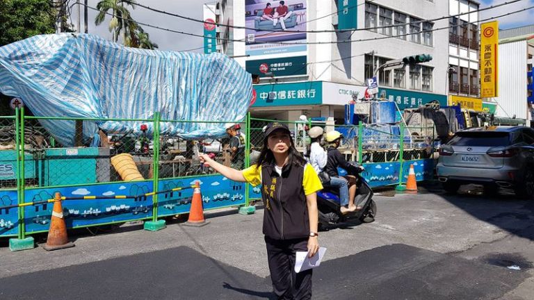 汙水管出狀況．水冒地面臭氣四溢．議員要求趕工