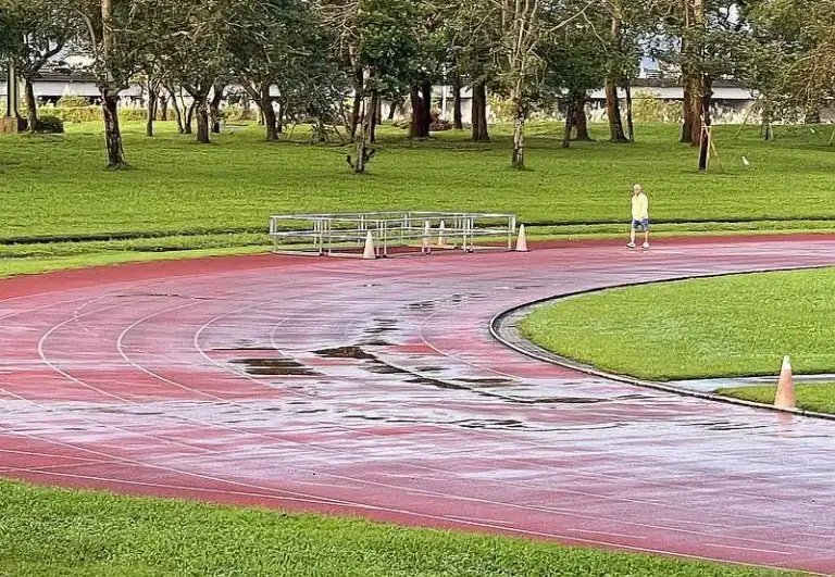 紅土場地排水性佳．「PU」跑道仍積水處處