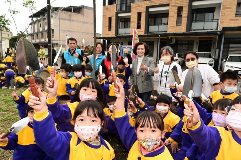 植樹•減碳 縣府吳沙國中示範植樹