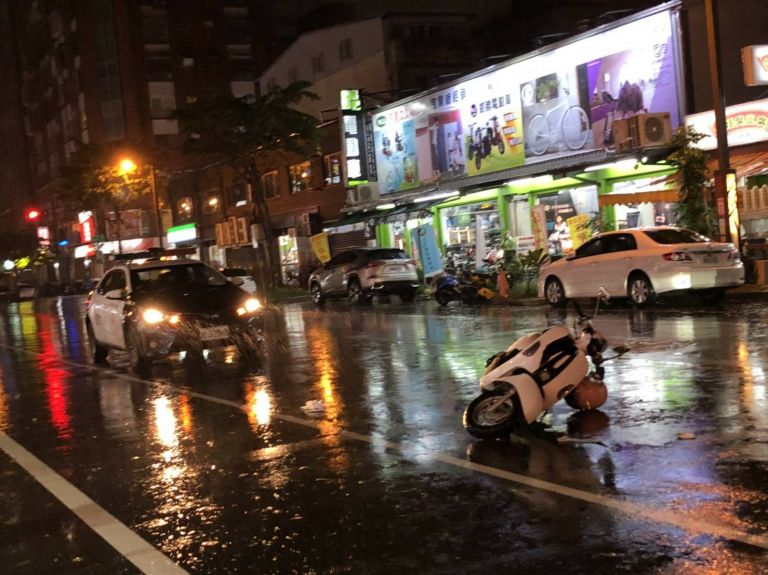 都是下雨惹的禍 警員處理車禍忙爆【影音新聞】
