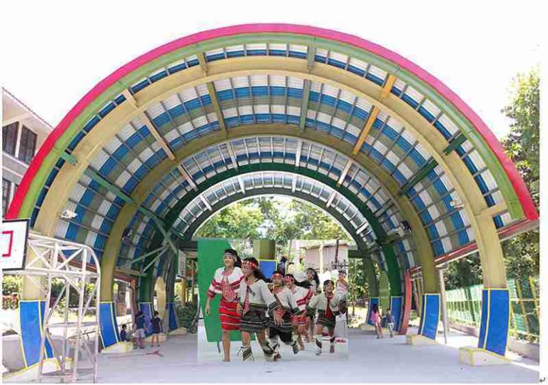 風雨操場無風雨．盡情運動演戲劇．澳花國小彩虹操場落成