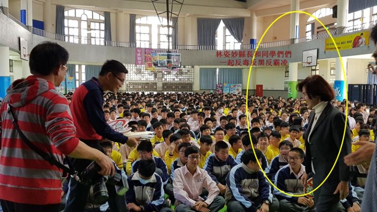 林姿妙縣長和同學一起簽署宣誓．拒毒．反黑．零霸凌