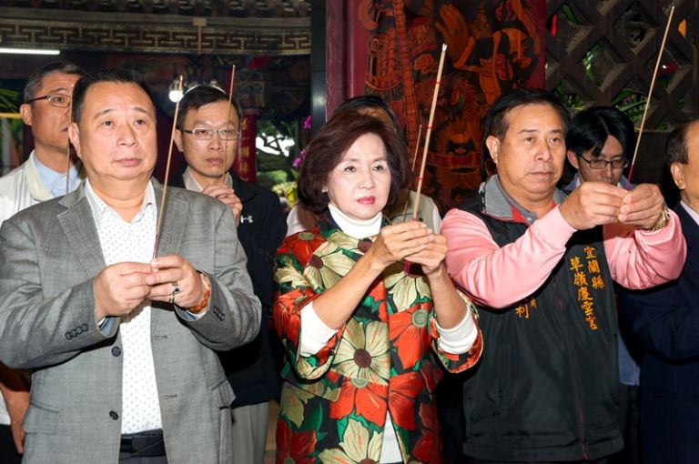 林姿妙率全體主管為天公祝壽．祈求四時無災老幼康寧百業興隆