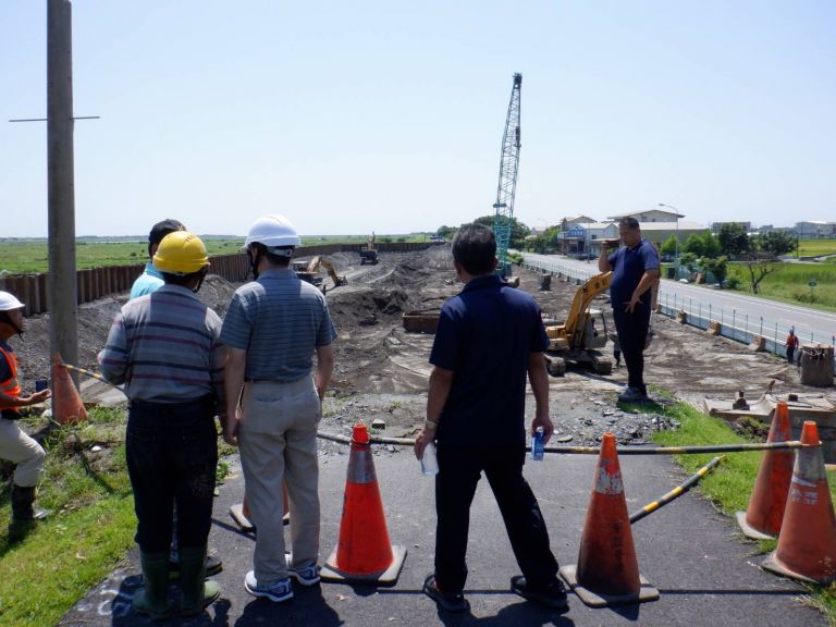 驟雨來襲．各工地築臨時堤．備抽水機應戰