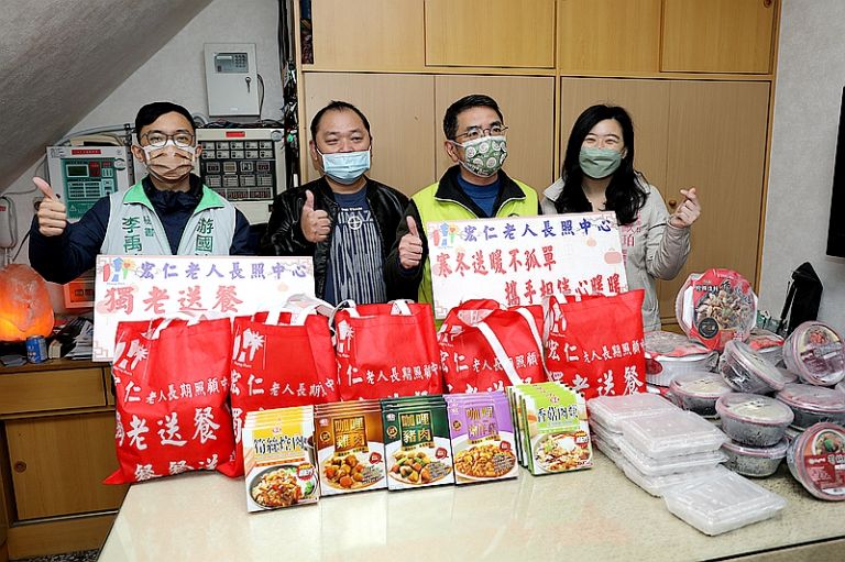 寒冬送暖不孤單．宏仁董事長募送年菜