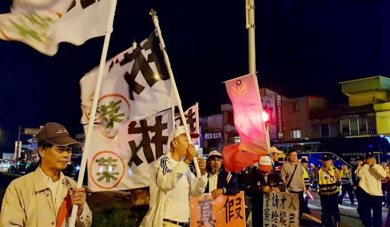 退休警如影隨行  抗議民眾伺機拔菜【影音新聞】