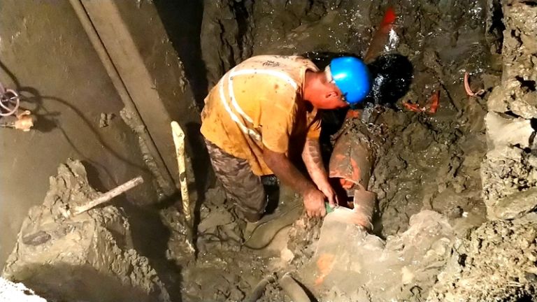 水溝裂縫掏空路基．污水管線缺支撐受損．深夜搶修完成